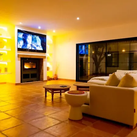 Mediterranean Luxe • 8pax • Pool • Bbq •cozy וילה *