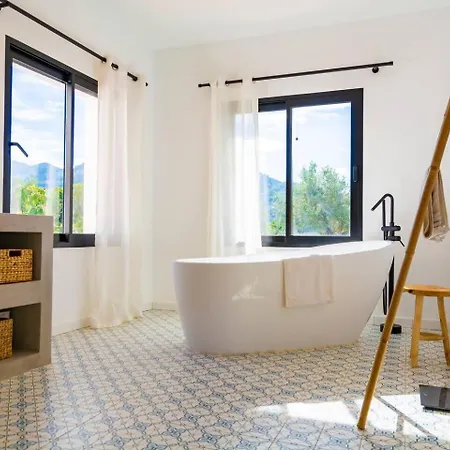 Mediterranean Luxe • 8pax • Pool • Bbq •cozy וילה