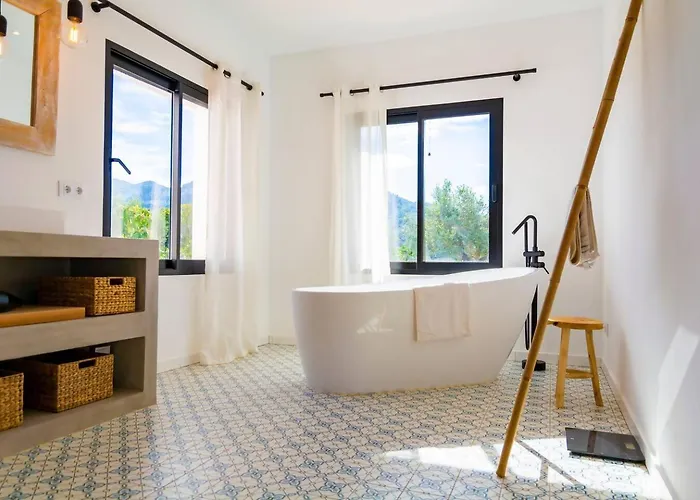 Mediterranean Luxe • 8pax • Pool • Bbq •cozy וילה