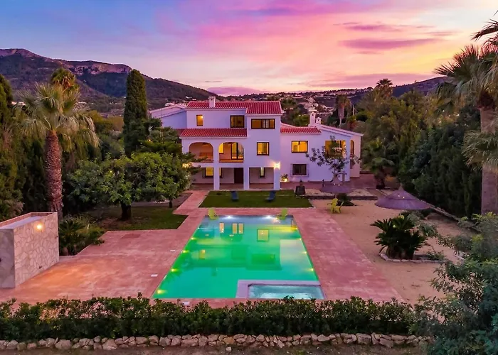 Villa Mediterranean Luxe • 8pax • Pool • Bbq •cozy